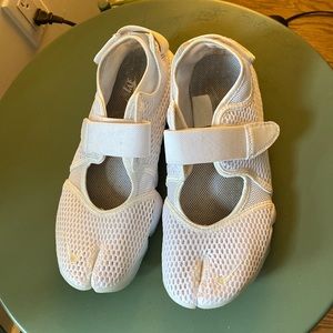 Nike Air Rift Breathe in White! Womens size 9